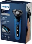 Boîte avec un rasoir Philips Series 5000 bleu et une tête de rasage.