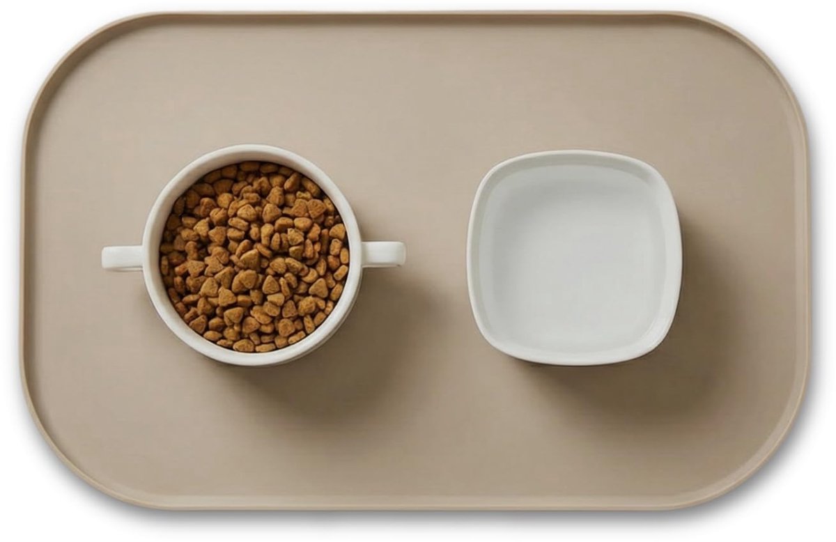 Napfunterlage voor Hond, BPA-vrije Siliconen Voerbak Mat met Rand, Antislip Onderlegger voor Voer- en Waterbakken, Khaki Rechthoekig Minimalistisch Design, 44 x 27 x 1 cm, voor 2 Bakken
