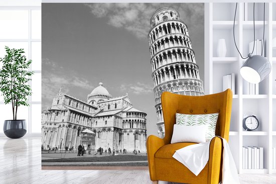 Behang - Fotobehang Zwart-wit beeld toren van Pisa naast oude kathedraal - Breedte 350 cm x hoogte 350 cm