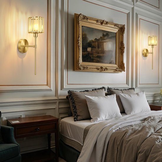 Moderne slaapkamer met een tweepersoonsbed en twee gouden wandlampen met kristallen lampenkappen aan de muur.