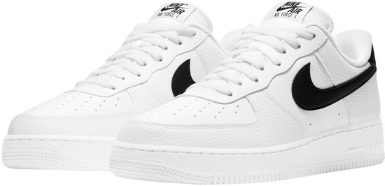 Baskets Nike Air Force 1 '07 blanches avec swoosh et talon noirs.