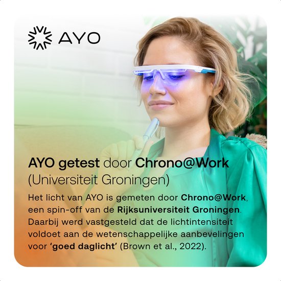 Vrouw met AYO-lichttherapiebril, getest door Chrono@Work