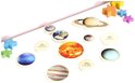 Zonnestelsel schijven van hout met de zon, Jupiter, Saturnus, Uranus, Neptunus, Aarde, Venus, Mars, Maan, Mercurius en Pluto, naast gekleurde sterren.