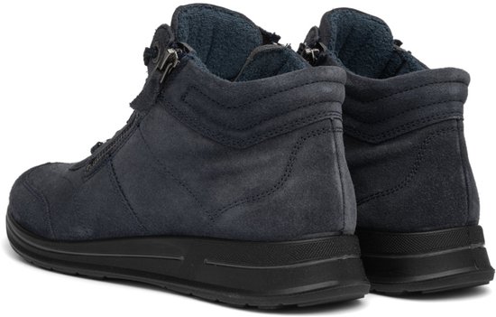 Paar donkerblauwe suède hoge sneakers, gezien van achteren met zwarte zool.