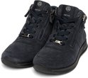 Paar donkerblauwe suède hoge sneakers met veters, ritsen en zwarte zolen.