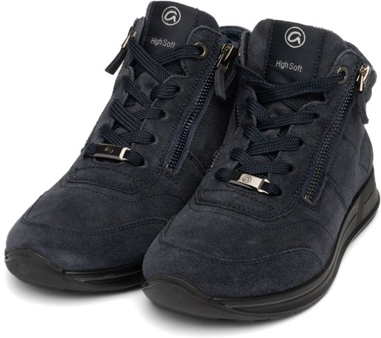 Paar donkerblauwe suède hoge sneakers met veters, ritsen en zwarte zolen.