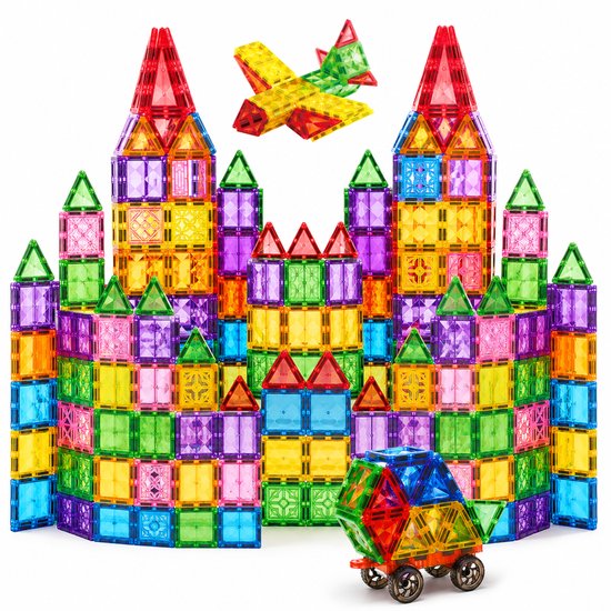 Grand château en tuiles magnétiques avec un avion et un petit chariot.
