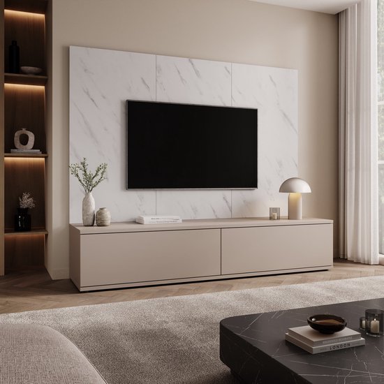 Beige tv-meubel met marmeren achterwand in een woonkamer.