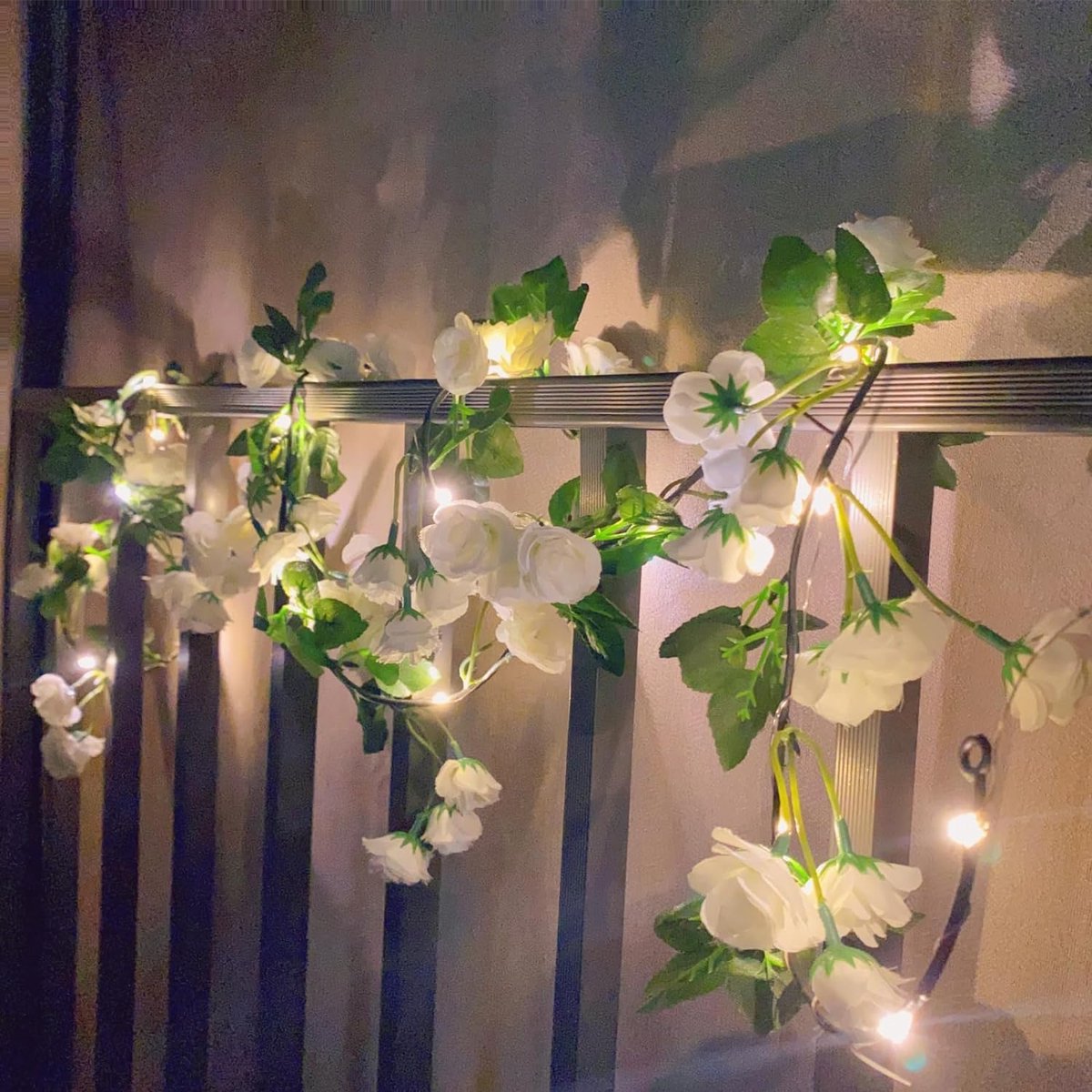Kunstbloemen slinger met 20 LED String Lights, 1,8 Meter Opknoping Nep Rose Bloem Wijnstok Garland Decoraties voor Tuin Bruiloft Bloem Tafel Decor Valentijnsdag Verjaardagsfeest Kerstmis