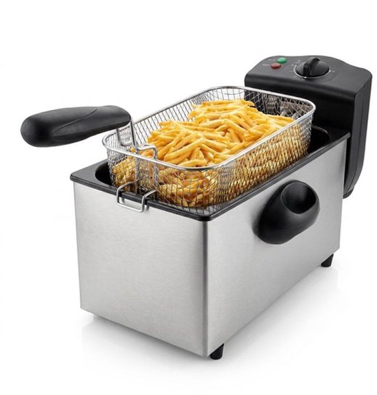 RVS friteuse met mand vol goudbruine frietjes, met zwart handvat en bedieningspaneel.