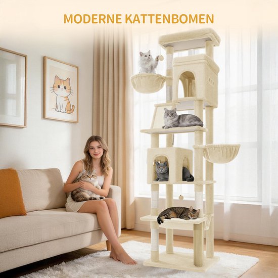 Moderne beige kattenboom met meerdere verdiepingen, holletjes, mandjes en krabpalen. Een vrouw houdt een kat vast.