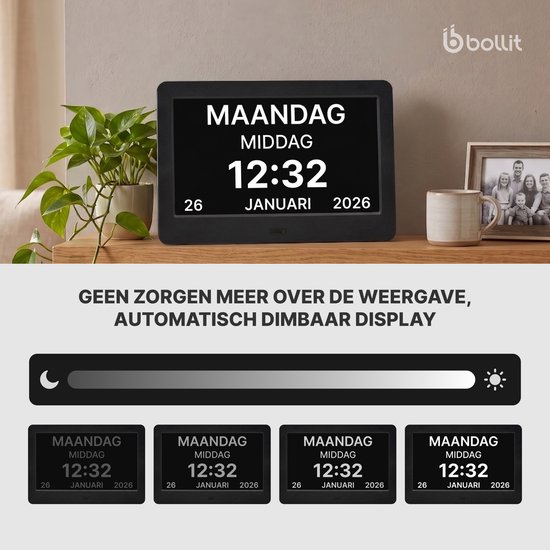 Digitale klok met "MAANDAG MIDDAG 12:32 26 JANUARI 2026" op een plank met een plant en fotolijst.