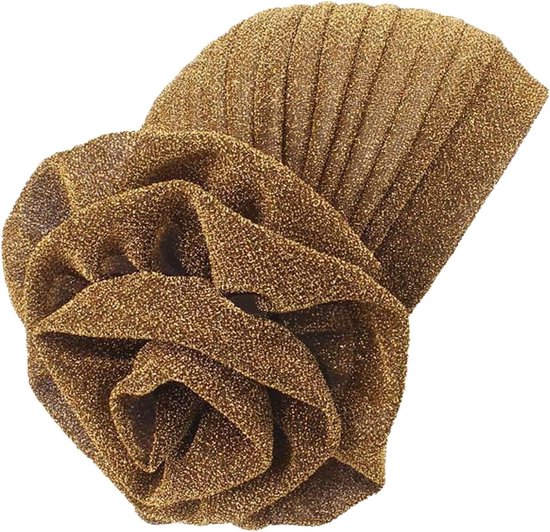 Gouden tulband van glinsterende stof met geplooide secties en een prominente stoffen bloem.