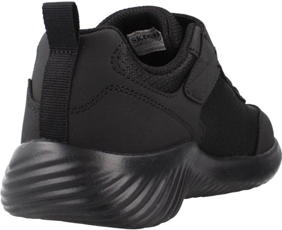 Detail van de hiel van een zwarte Skechers sneaker met klittenband.