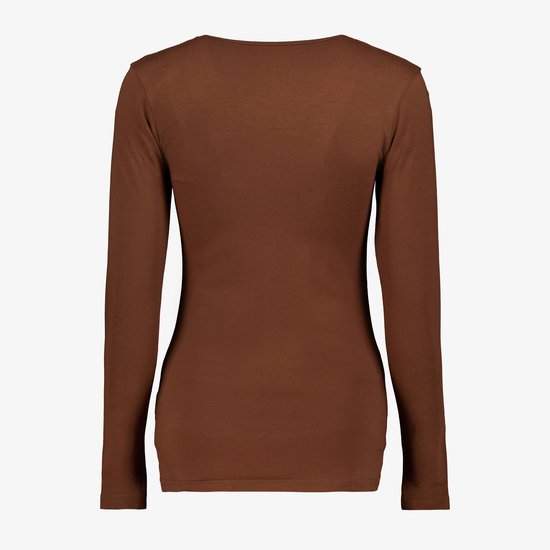 Bruin basic longsleeve shirt met ronde hals. Slogan op kraag.