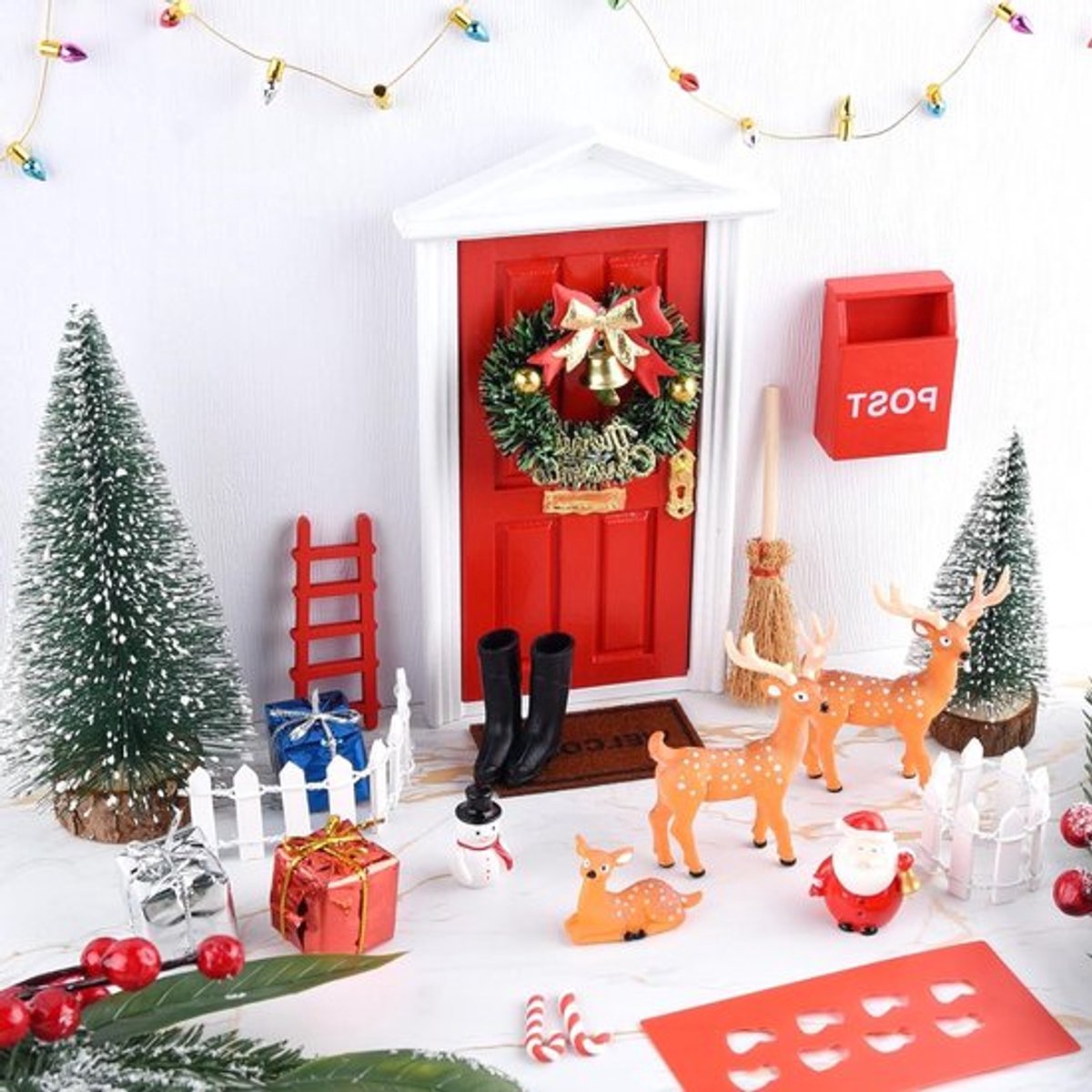 26-delige Kerstaccessoires Set met Rode Feeën Deur, Mini Kerstbomen, Santa, Sneeuwman en Herten Decoraties voor Buiten en Binnen, Perfect voor Feestelijke Versiering