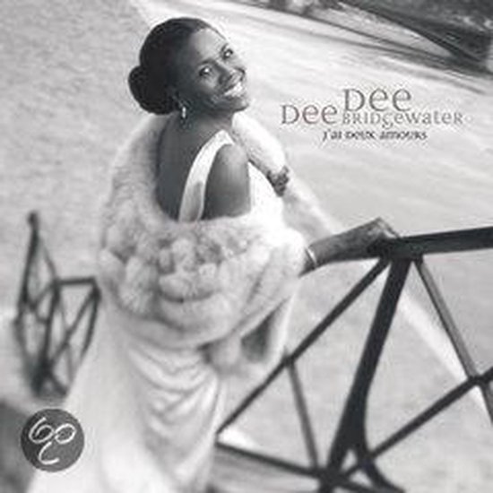 Dee Dee Bridgewater, J'ai deux amours album cover. Vrouw met bontjas en jurk glimlacht naar de camera.