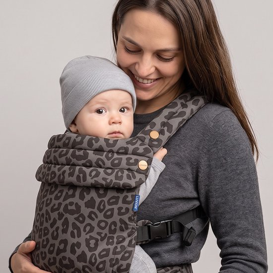 LUVION® Baby carrier MILANO Grey Leopard - Draagzak Baby - Ergonomische Buikdrager en Rugdrager - OEKO-TEX® Katoen - Grijs met Luipaard Patroon van Luvion — afbeelding 4