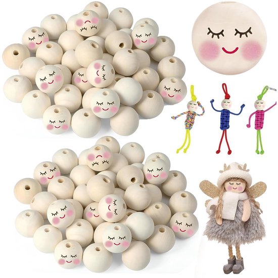 Grande quantité de perles en bois avec des visages dessinés, et exemples de poupées en macramé et une elfe.
