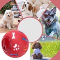 Collage met honden en een rode bal met botten- en pootafdrukken.