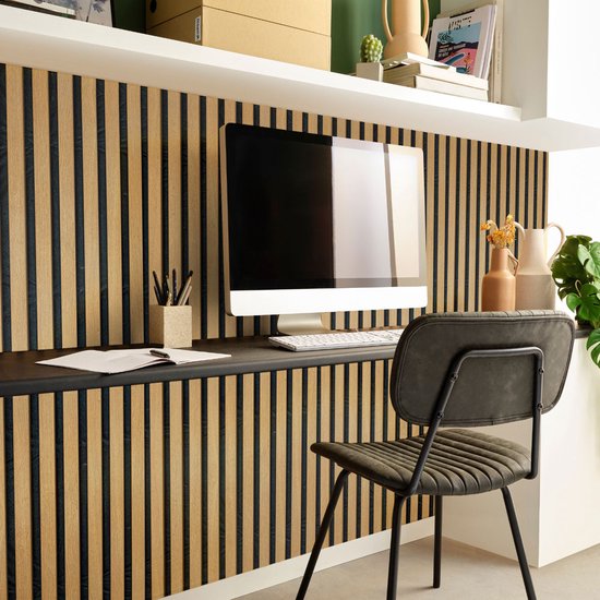 Bureau avec mur lambrissé marron et noir, ordinateur et chaise.