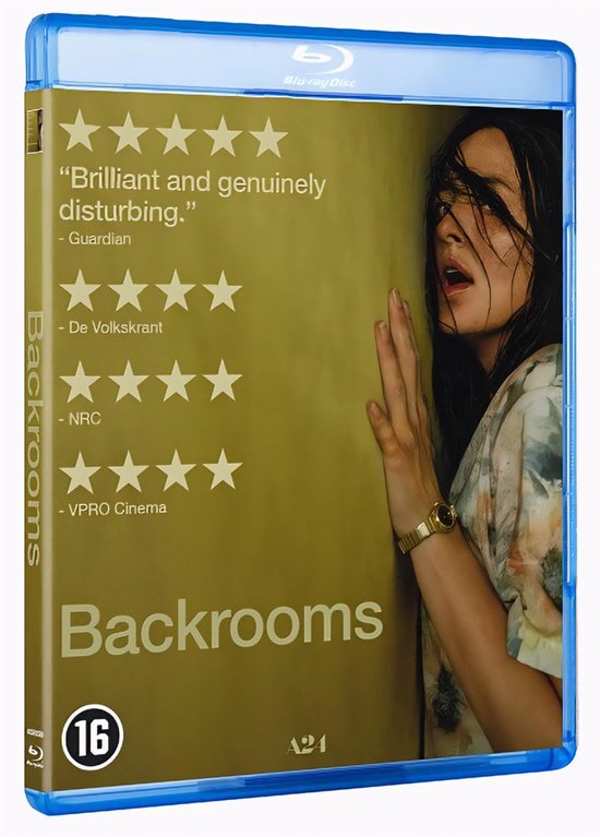 Blu-ray hoesje van de film "Backrooms" met een vrouw die tegen een muur leunt, omringd door sterbeoordelingen en tekst.