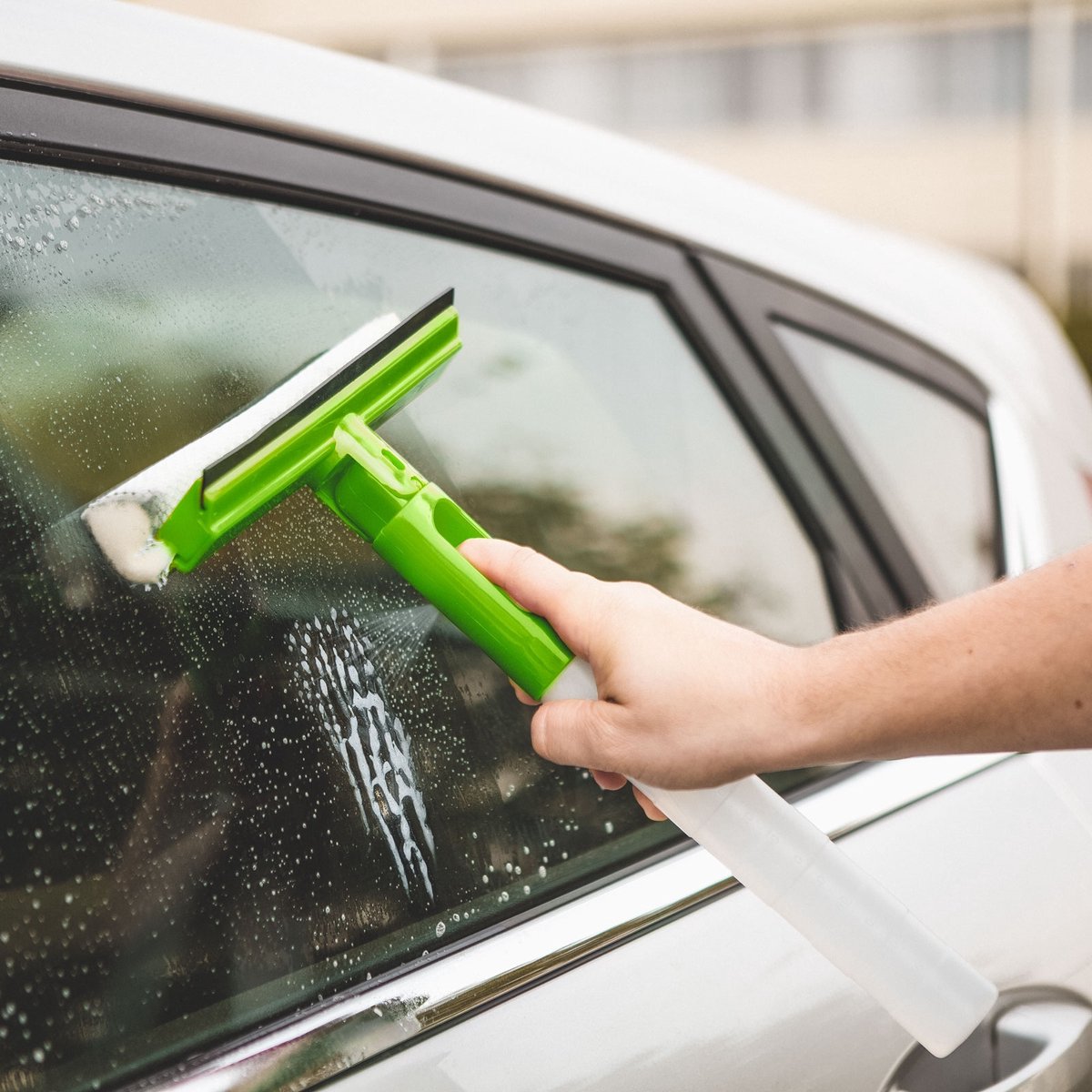 Autoramen Reinigingspons met spraytank en rubberen ruitenwisser - Ramen schoonmaken zonder krassen - praktische spons voor glas en spiegels [55687]