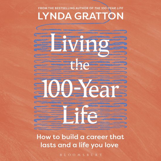 Boek "Living the 100-Year Life" van Lynda Gratton, met de tekst "How to build a career that lasts and a life you love" op een oranje achtergrond met blauwe lijnen.