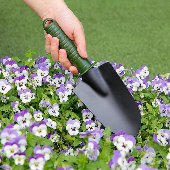 Een vierdelige tuingereedschapset, bestaande uit een schep voor het planten van bloemen en groenten, een tuinschep voor het wieden, een tuinhark en een tuingereedschapset met een plastic handvat. van Merkloos	 — afbeelding 2