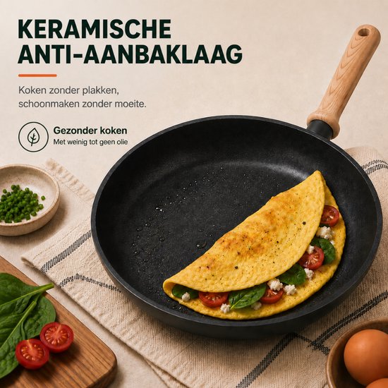 Een omelet met spinazie en tomaten wordt bereid in een zwarte koekenpan met houten handvat.
