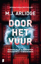 Boekomslag: rode containers rond een explosie in het water. Titel: Door het vuur.
