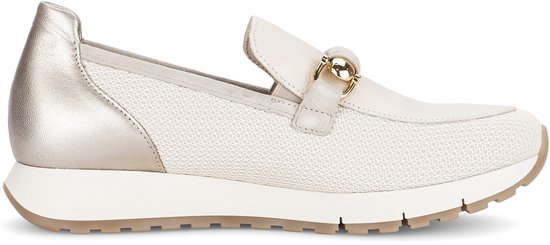 Zijaanzicht van een beige loafer met mesh, gouden bit en zilverkleurige hiel.