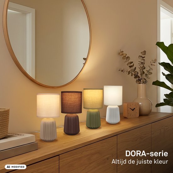 Cinq lampes de table BRILONER Dora en blanc, marron, vert, jaune pâle et blanc cassé.