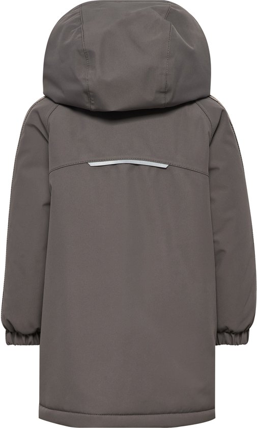 Donkergrijze winterjas met capuchon en reflecterende streep op de rug.