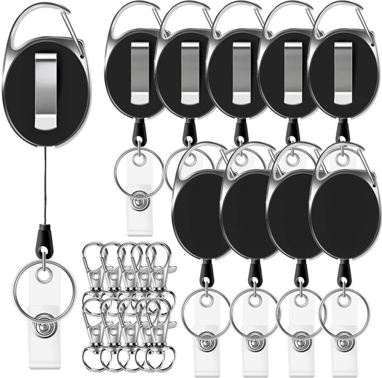 Twaalf zwarte, ovale sleutelhangers met metalen clip en uittrekbaar koord met ring en badgeclip. Ook een stapel metalen clips met ringen.