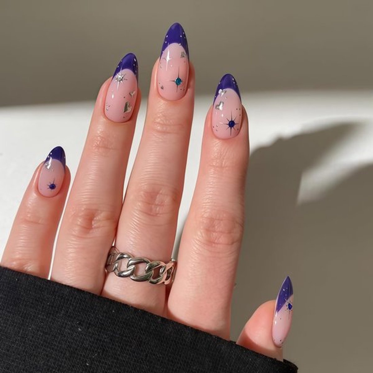 Nepnagels 24 Stuks - Korte Amandel - Franse Tip - Herbruikbare Acryl - Kunstnagels met Edelstenen - Inclusief Lijm en Vijl