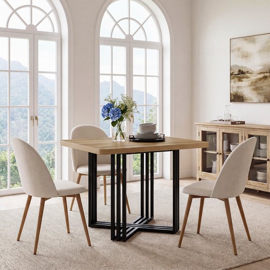 Eikenhouten tafel met zwart metalen kruispoot, met beige stoelen, vaas met blauwe hortensia's.