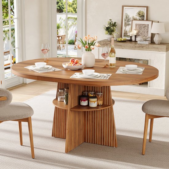 Ovale walnoot eettafel gedekt voor vier personen, met ribbed opbergvoet.