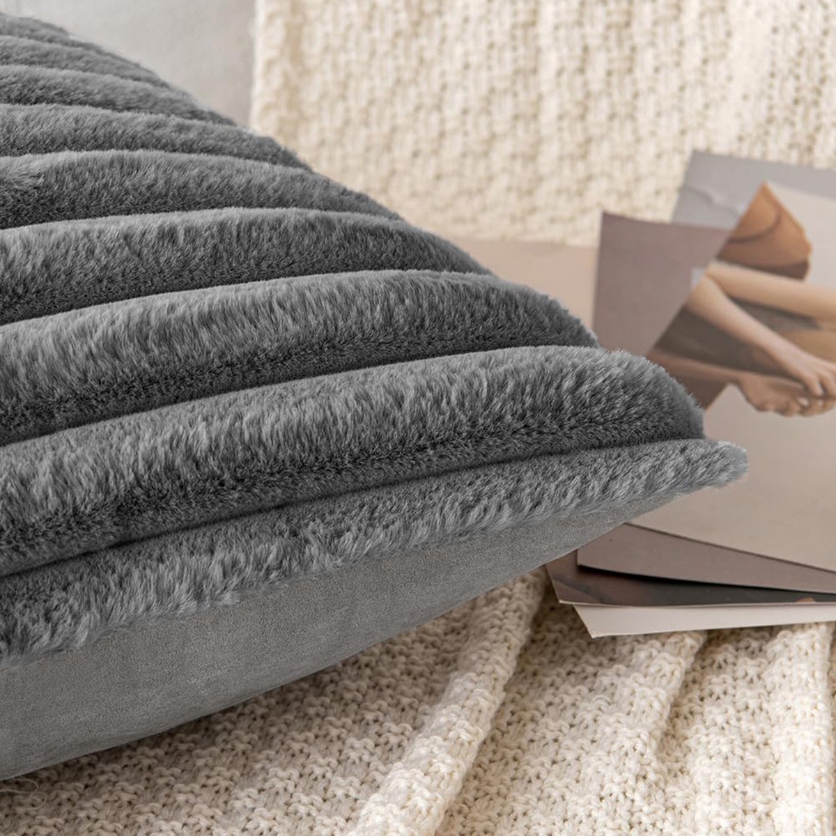 Wishdor Sierkussenhoezen 50x50 cm Set van 2 - Kussenhoes met Kwastjes - Zacht Pluche & Fluweel - Verborgen Rits - Voor Bank & Woonkamer - Grijs