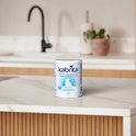 Een blik Kabrita zuigelingenmelk met geitenmelk staat op een aanrecht in een keuken.
