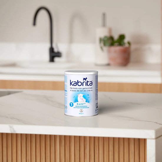 Een blik Kabrita zuigelingenmelk met geitenmelk staat op een aanrecht in een keuken.