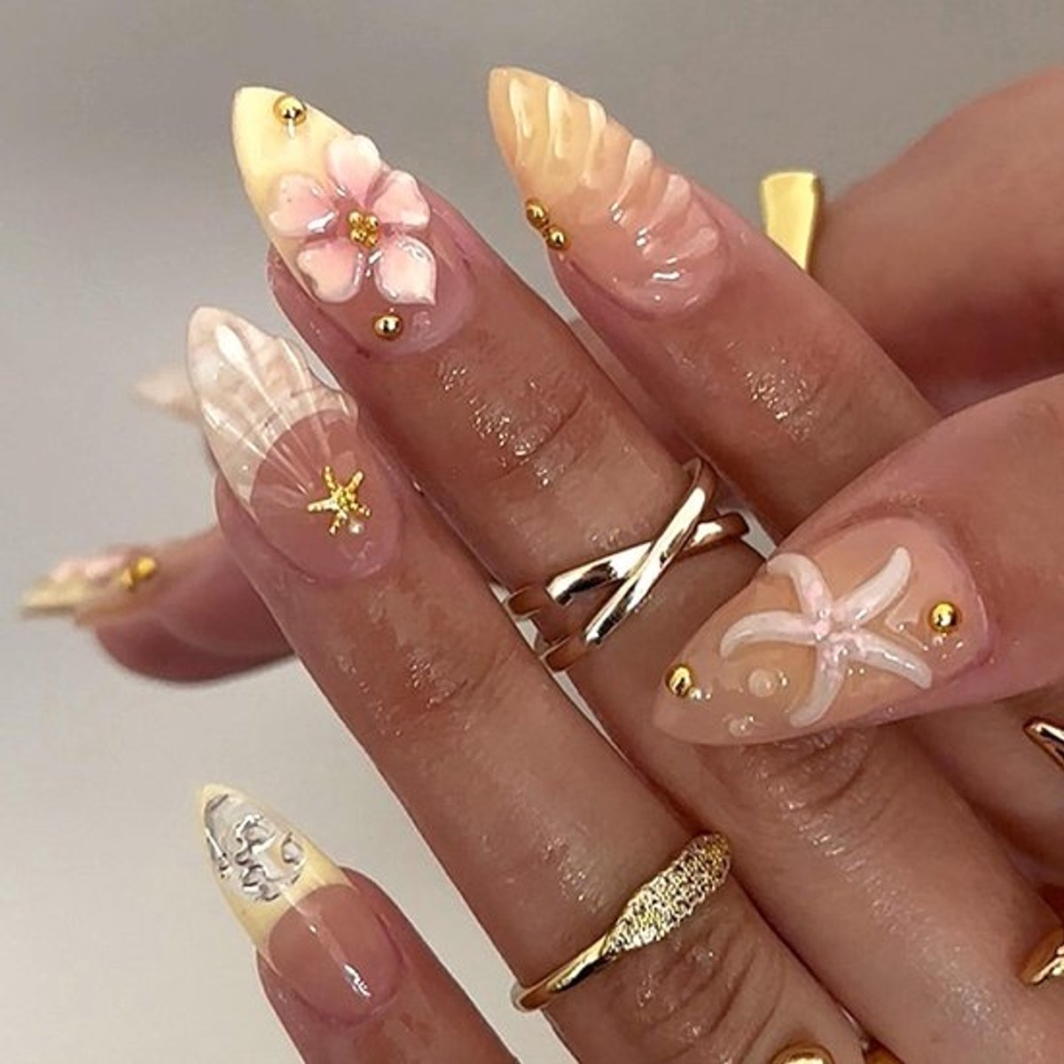 Kunstnagels 24 stuks - Amandel French Nagels - 3D-bloemen/zeesterdesign - Gouden parels - Handgemaakt acryl - Compleet pakket - Nepnagels