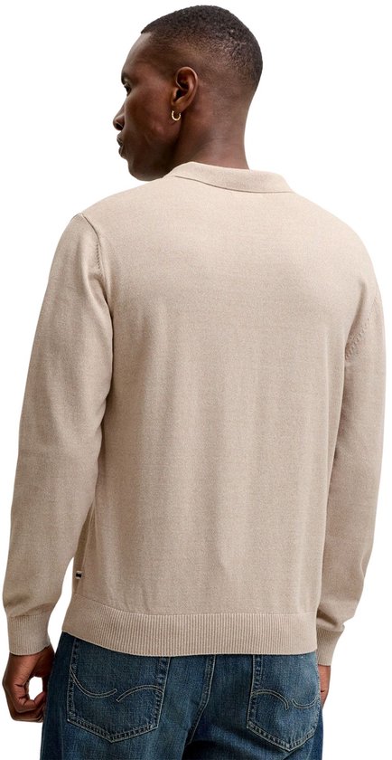 Achterkant van een man in een lichtbeige gebreid poloshirt met lange mouwen.
