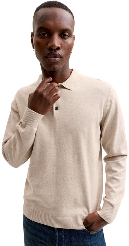 Man, lichtbeige gebreid poloshirt met lange mouwen, twee zwarte knoopjes.