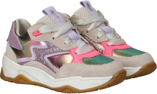 Grijze, roze en paarse sneakers met glitter accenten en veters.