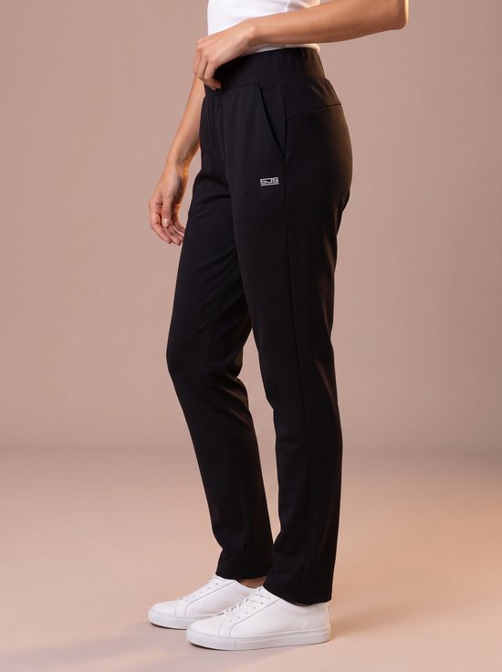 Zwarte sportbroek met logo op linker dijbeen, gedragen door model.