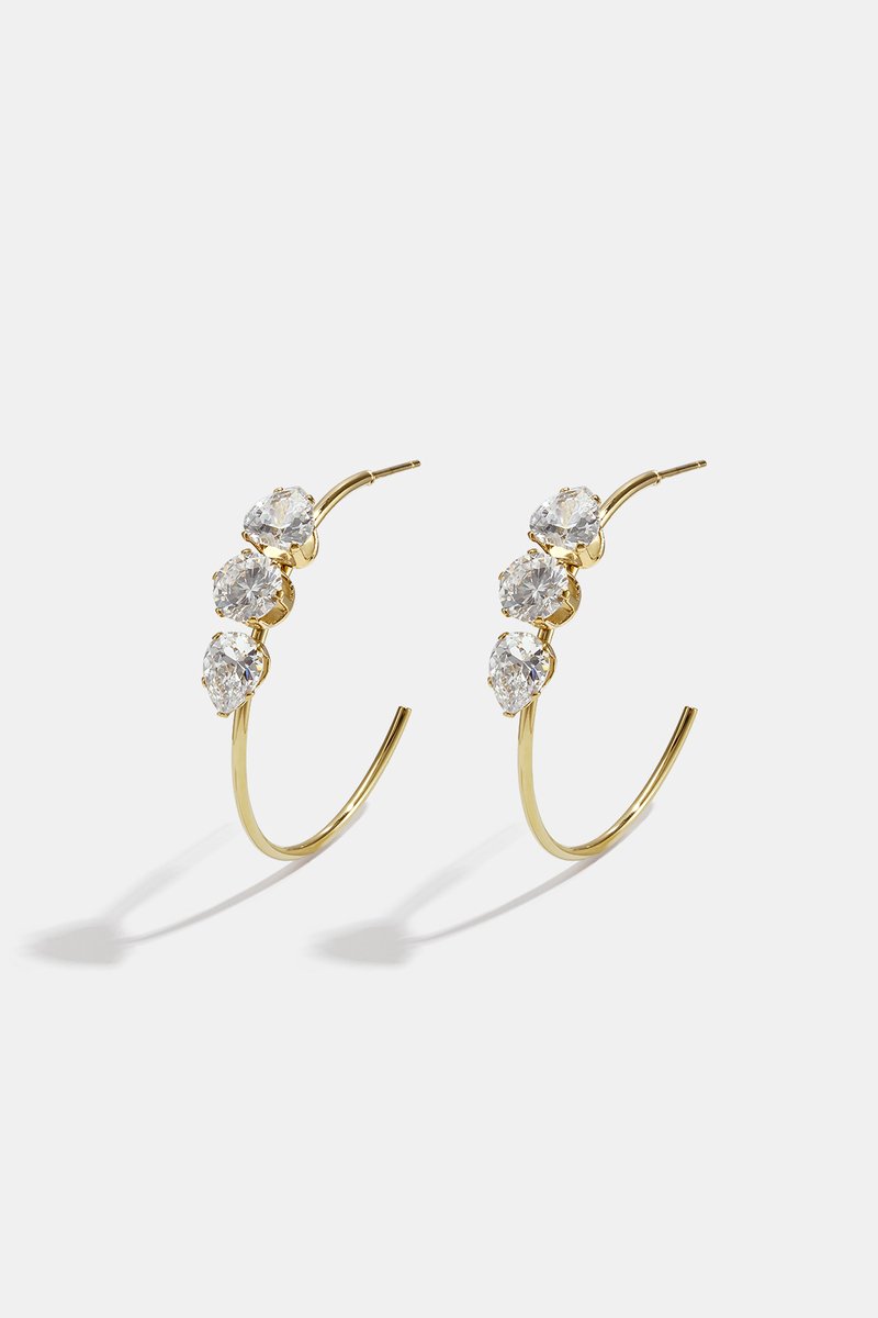 Halve Oorringen - Roestvrij Staal (RVS) - Met Drie Kristalsteentjes & Hartjes - Hoop Earrings - Sieraden Cadeau Vrouw - Goud