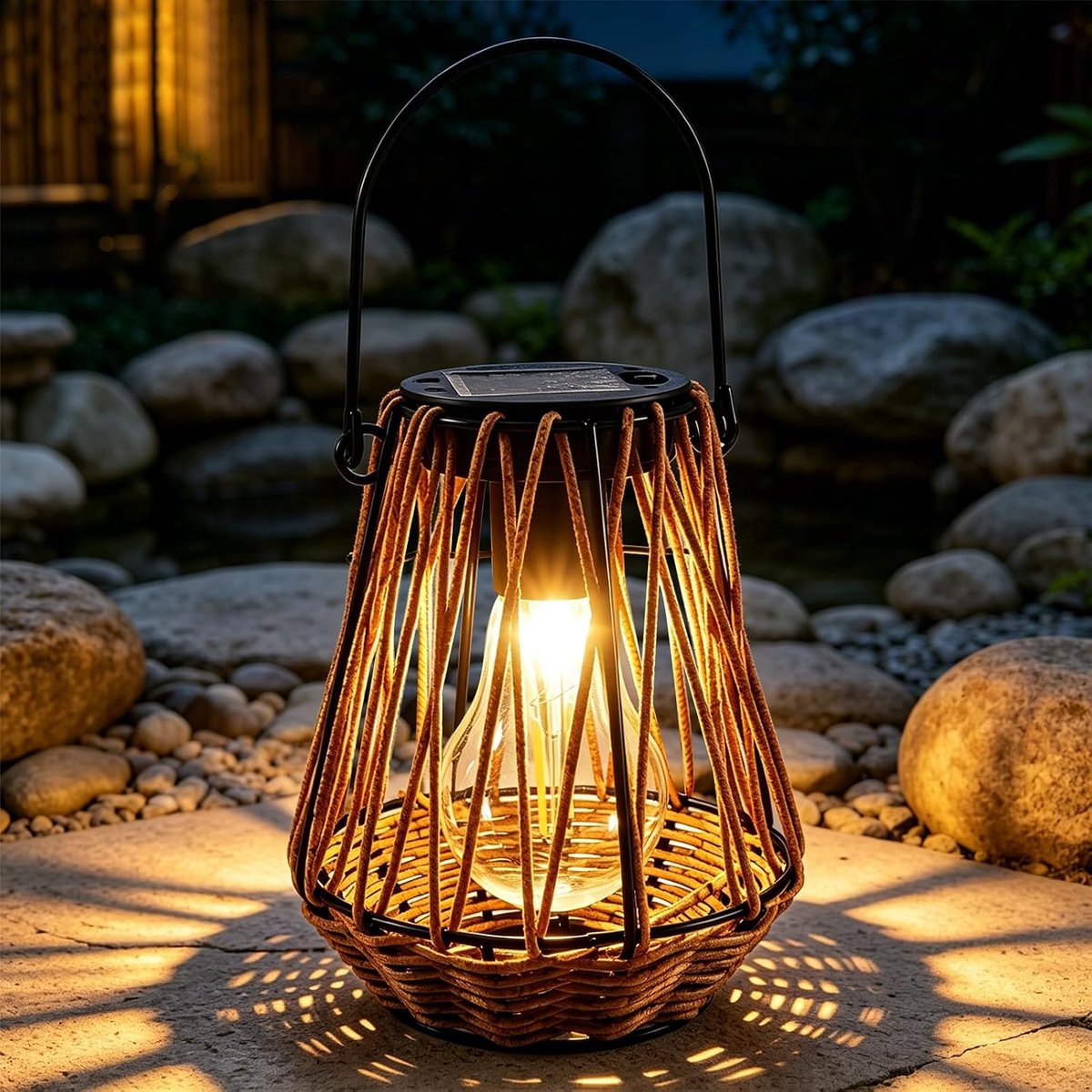 Hanglamp op zonne-energie voor buiten, rotan lantaarn op zonne-energie met metalen handgreep, IP65 waterdicht, warmwit, led-zonnelamp voor tuin, balkon, terras en buiten, decoratie