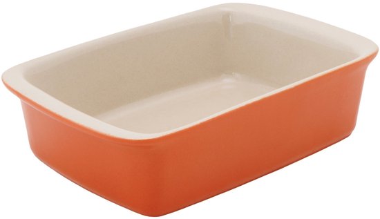 Oranje rechthoekige ovenschaal met beige binnenkant, schuin gezien.