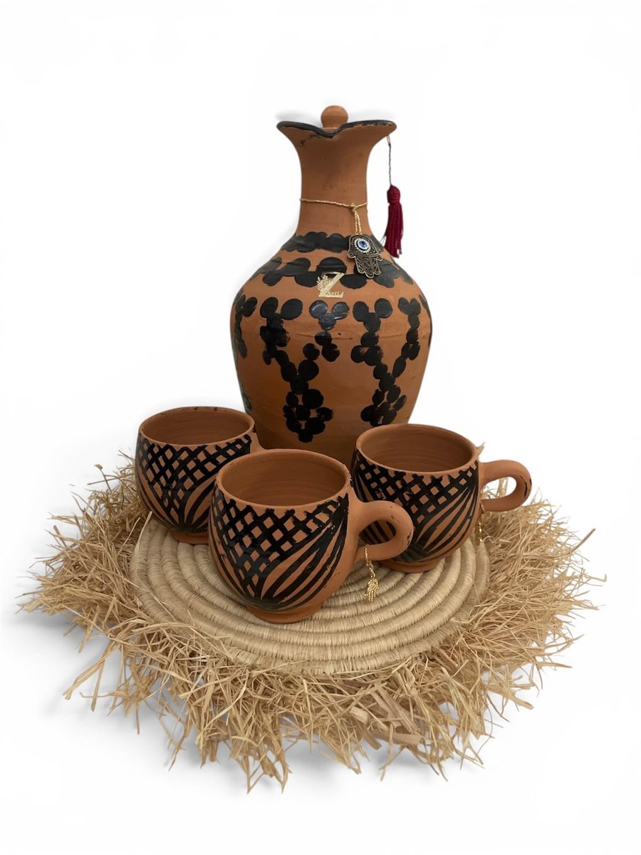 Pot in gekookte aarde, om het water op natuurlijke wijze te zuiveren – met twee kopjes en een houten dienblad – inhoud 2 l, 30 cm